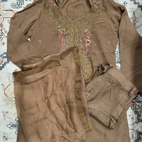 INDIAN BOUTIQUE 3 PCS | CUSTOM STITCHED | CHIFFON | KARCHUPI WORK - Picture 2 of 6